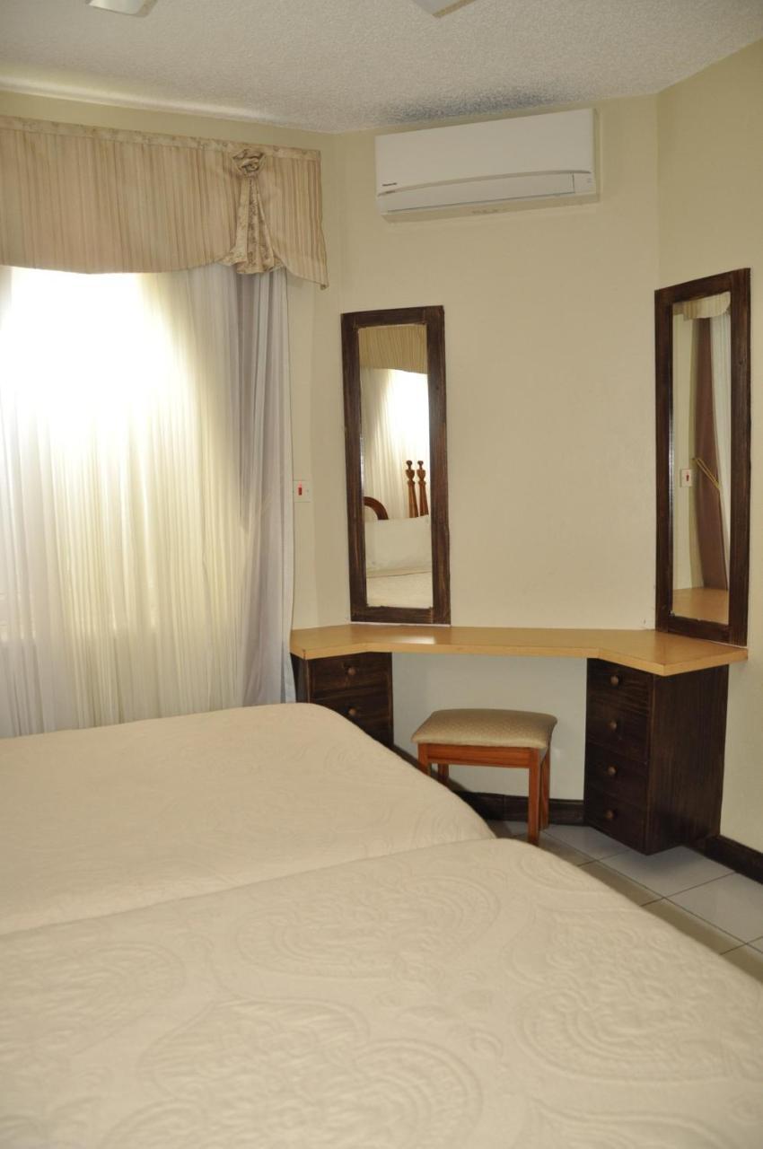 Beach Penthouse A25 Sandcastles Ocho Rios Bagian luar foto